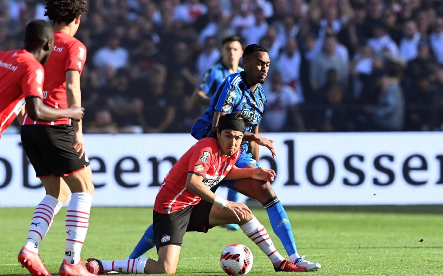 Gutiérrez pelea el balón en juego ante Ajax