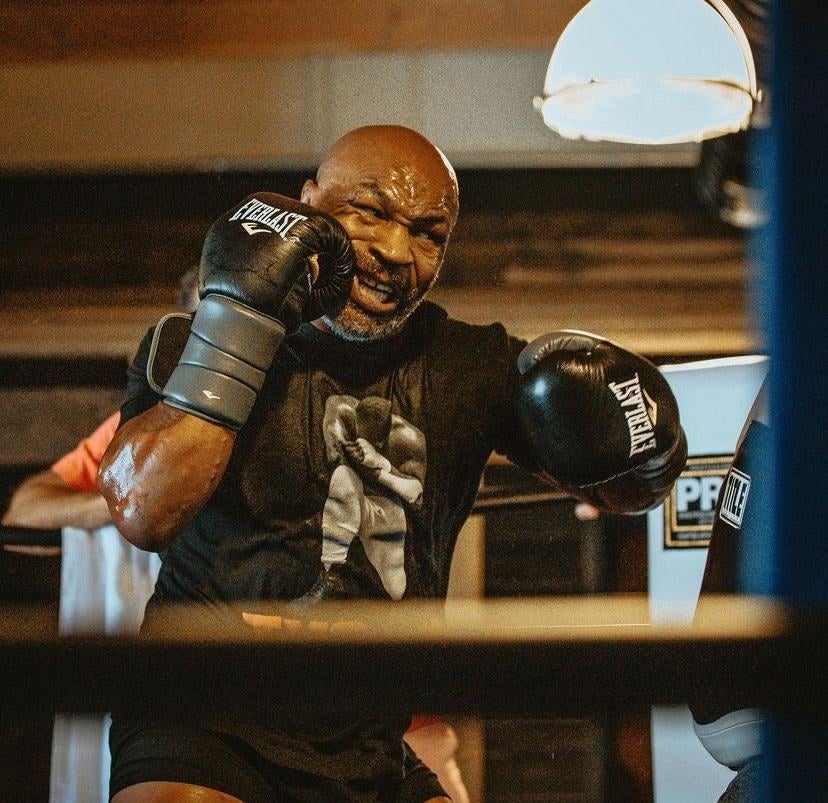 Mike Tyson realizando entrenamiento de Box