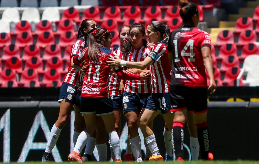 Jugadoras de Chivas celebran gol ante Atlas