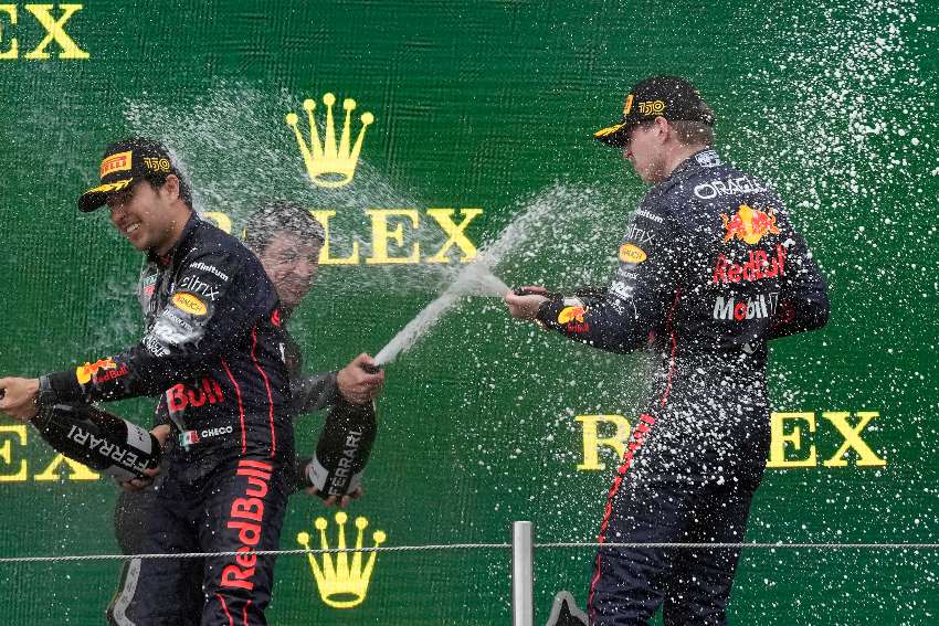 Checo y Max celebrando el doblete de Red Bull
