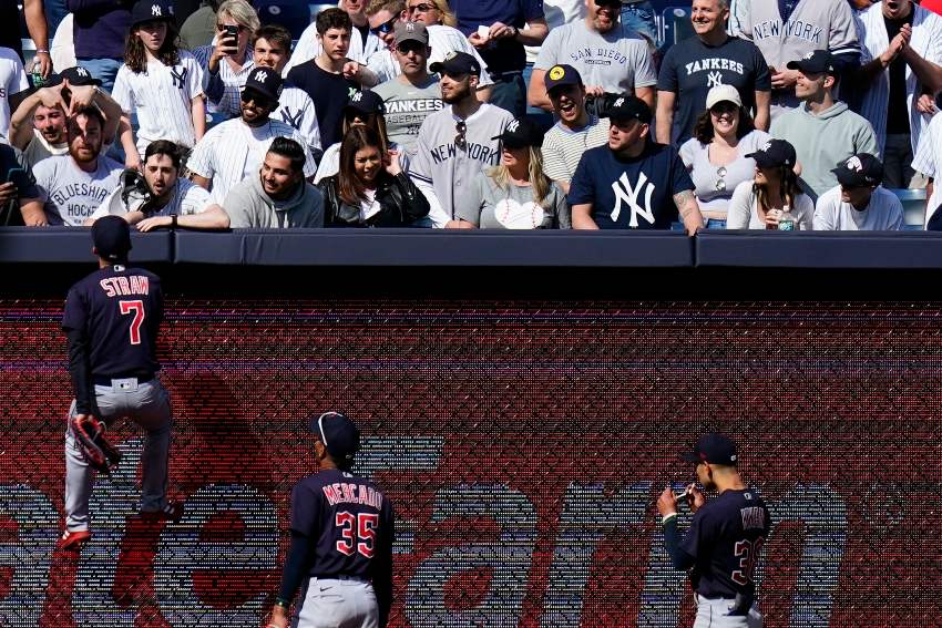 Peloteros de Guardians siendo agredidos por la afición de los Yankees