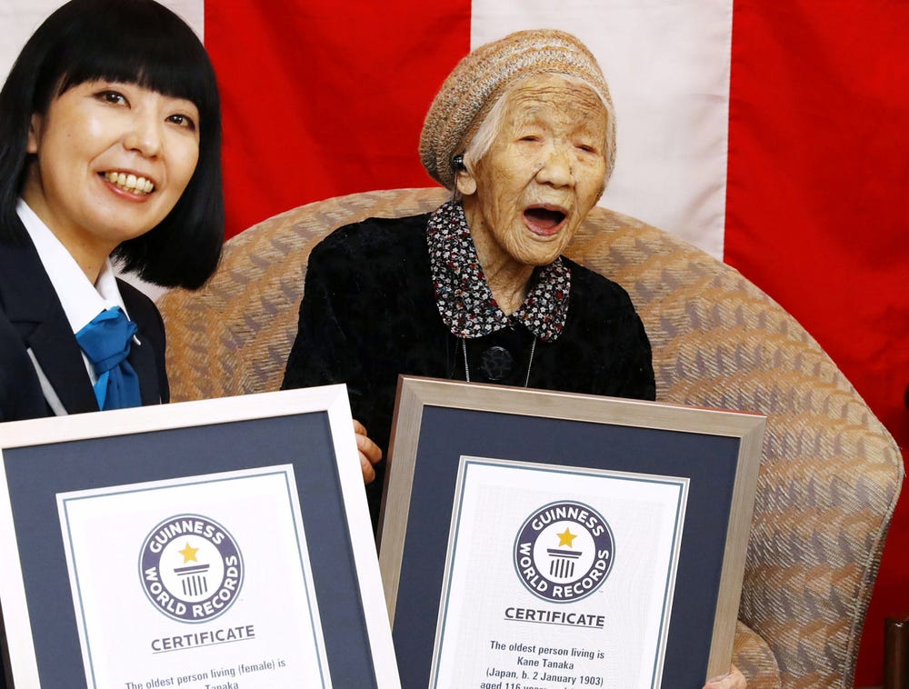Kane Tanaka recibe reconocimiento de récord Guinness
