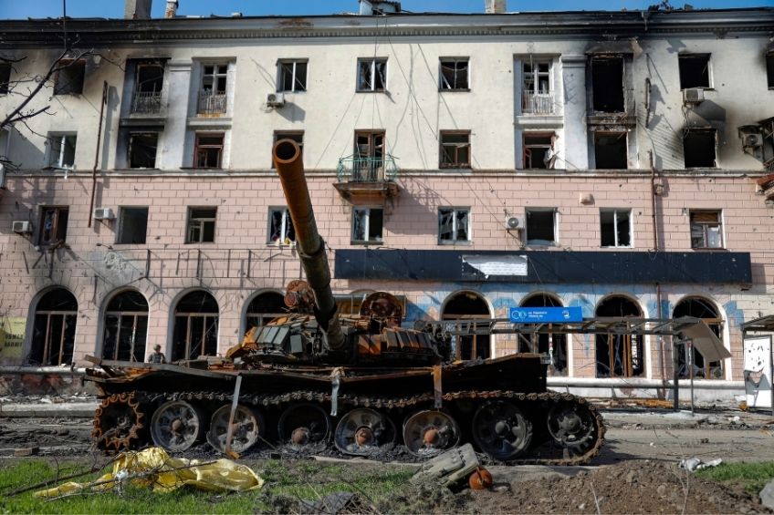 Edificio y tanque de Ucrania destruido 