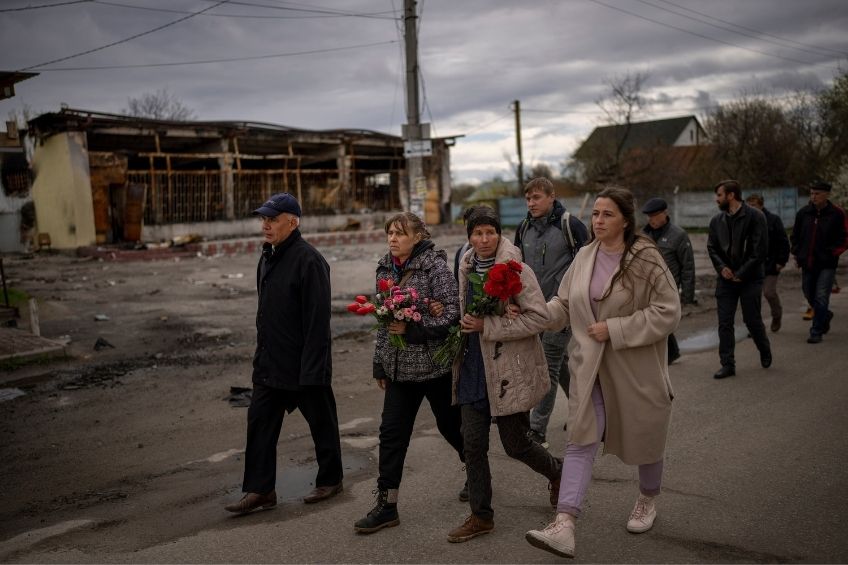 Personas caminando a un funeral en Ucrania