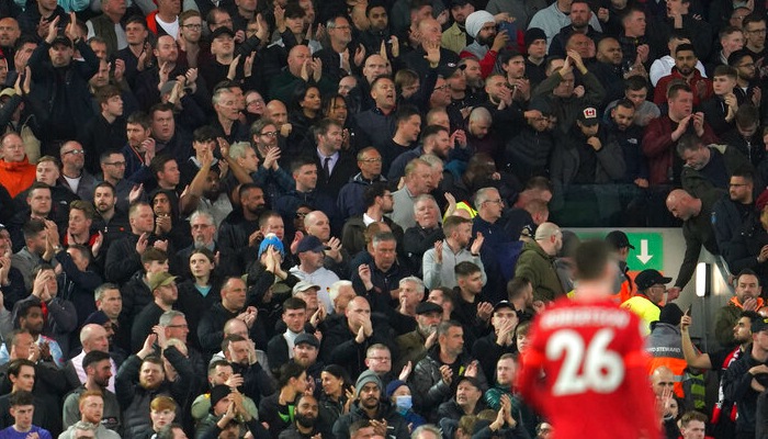 Seguidores del Liverpool aplaudiendo ante el partido contra el Manchester 