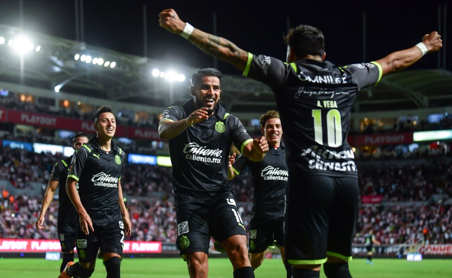 Jugadores de Chivas celebran gol ante Necaxa