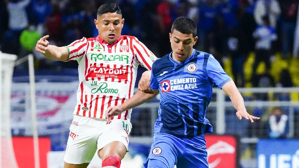 Cruz Azul y Necaxa jugando partido de Liga MX en el Estadio Azteca