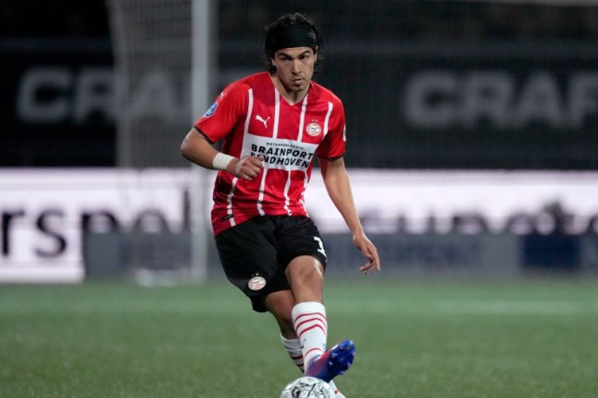 Erick Gutiérrez en un partido del PSV