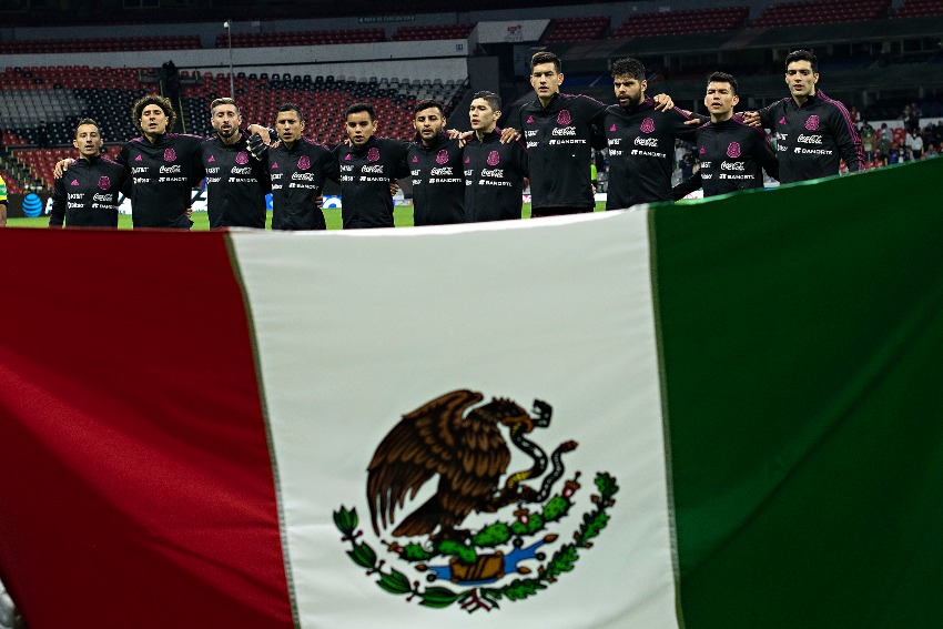 Tricolor previo a un juego en el Azteca 