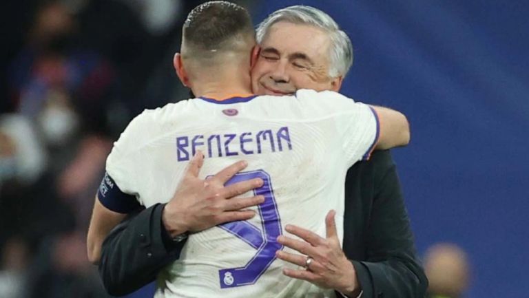 Ancelotti abraza a Benzema durante partido 