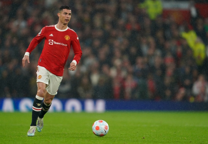 Cristiano Ronaldo en acción durante el partido contra Brentford