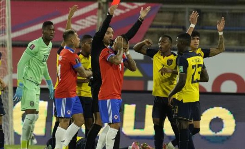 Arturo Vidal es expulsado en juego ante Ecuador