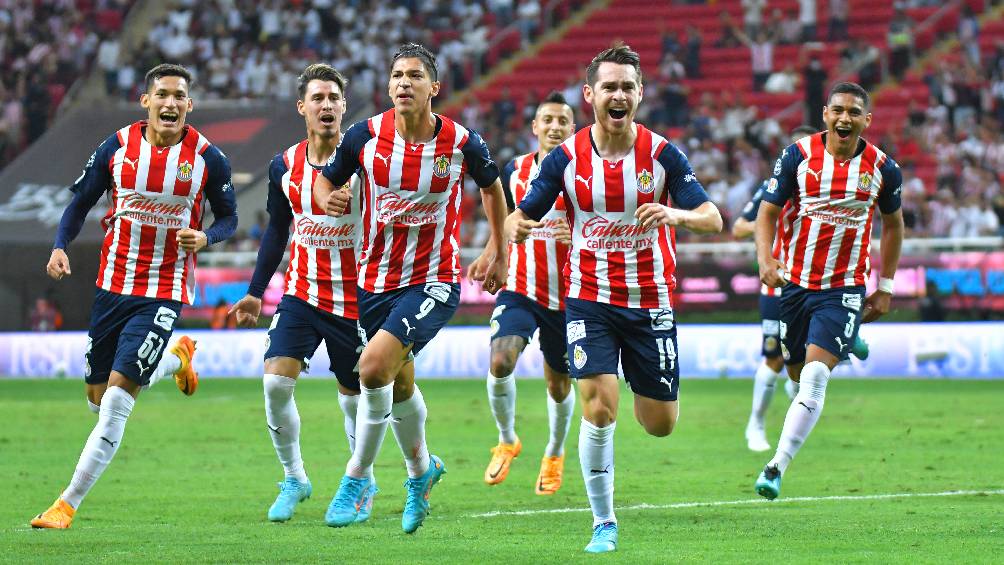 Jugadores de Chivas festejando gol en partido de la Liga MX