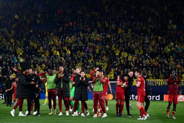 Los jugadores del Liverpool celebran su participación en la Liga de Campeones