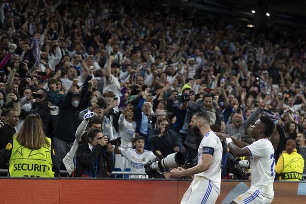 Karim Benzema celebra con la afición