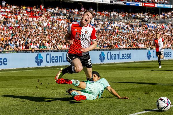 Erick Gutiérrez en acción con el PSV vs Feyenoord