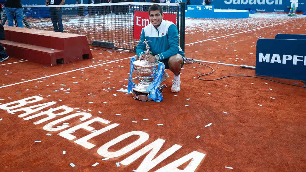 Carlos Alcaraz posa con el trofeo de campeón del torneo de Barcelona de la ATP