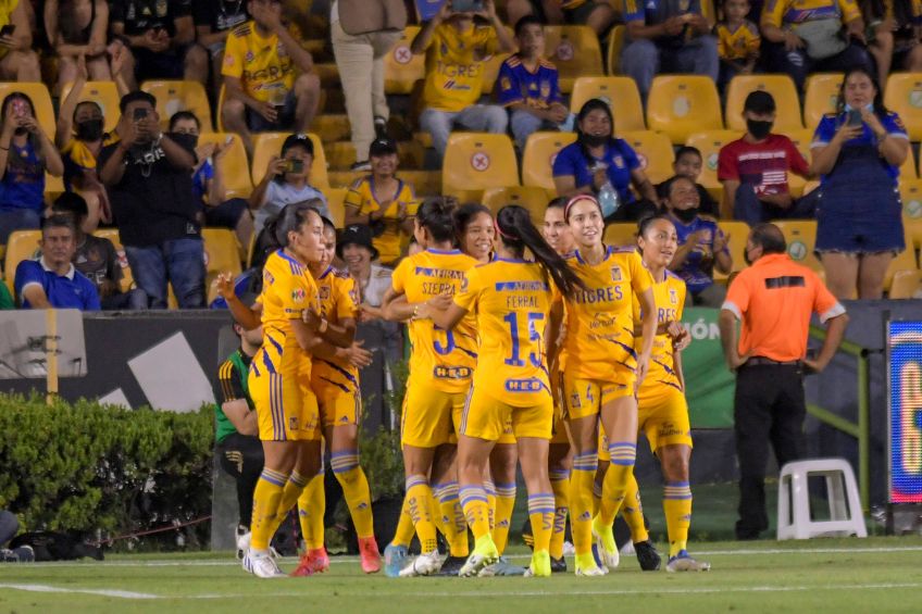 Jugadoras de Tigres Femenil celebran un gol