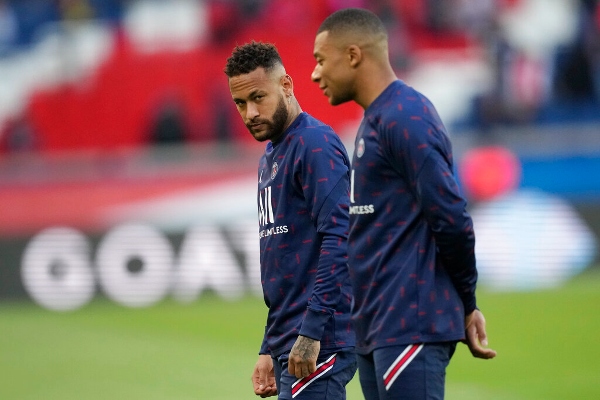 Neymar y Mbappe calientan antes del inicio del partido de la Liga Uno