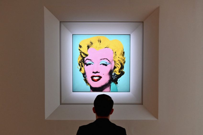 Persona admirando el cuadro de Marilyn Monroe