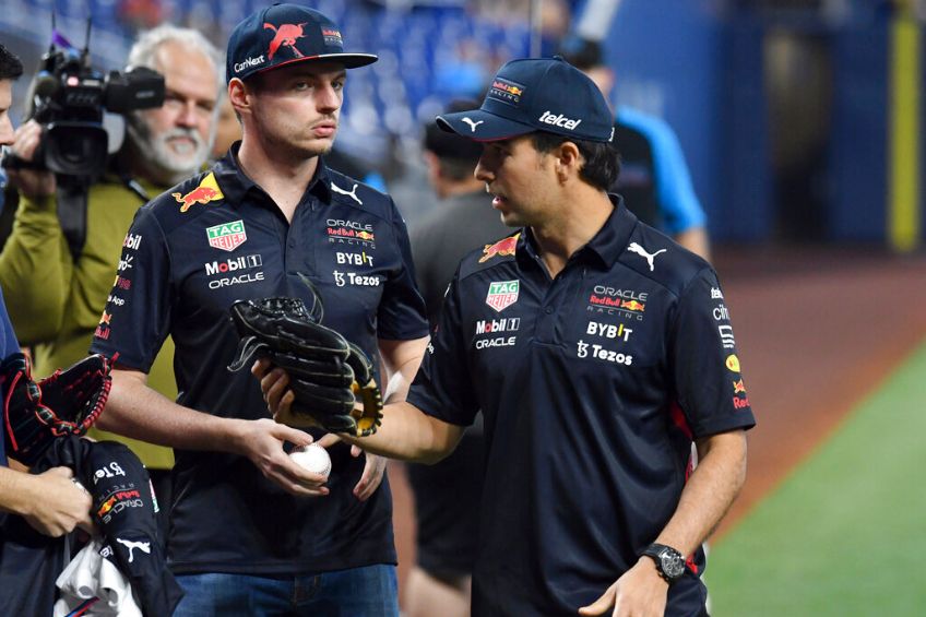 Checo Pérez junto a Max Verstappen