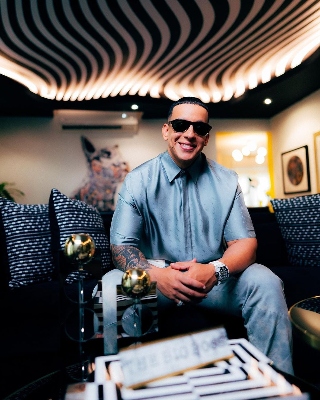 Daddy Yankee dando a conocer su lista de canciones en Spotify