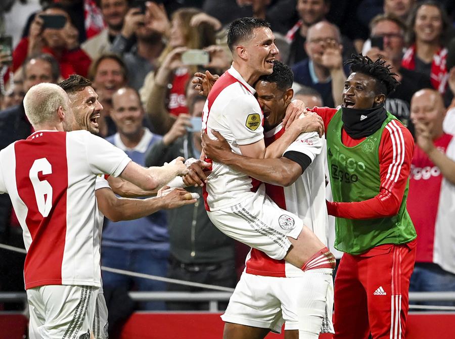 Jugadores del Ajax festejando un gol