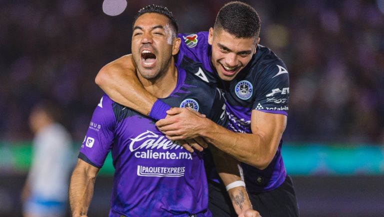 Marco Fabián celebra un gol con Mazatlán
