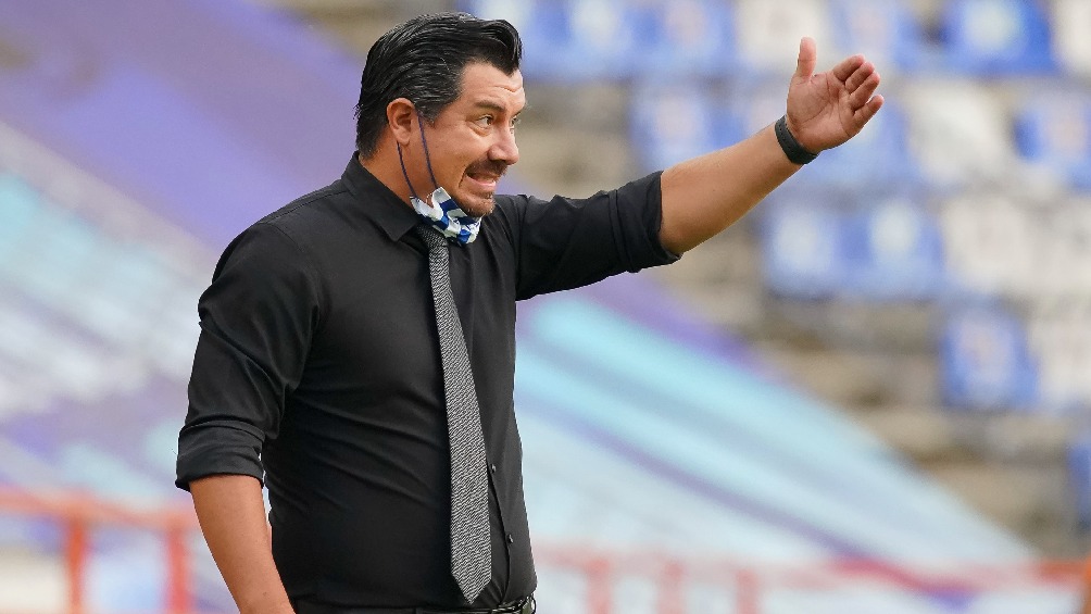 Juan Carlos Cacho dirigiendo a Pachuca en la Liga MX Femenil
