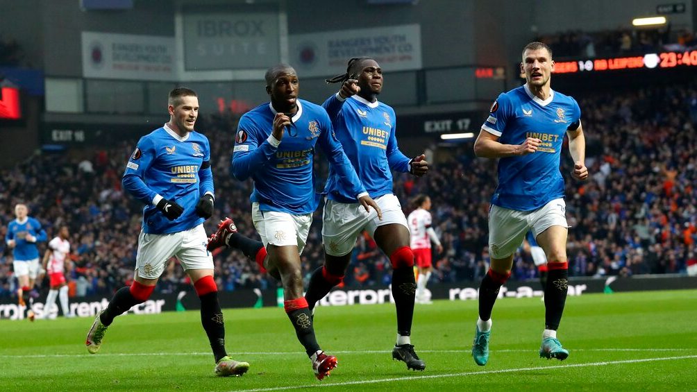 Jugadores de Rangers FC festejando gol en la Europa League