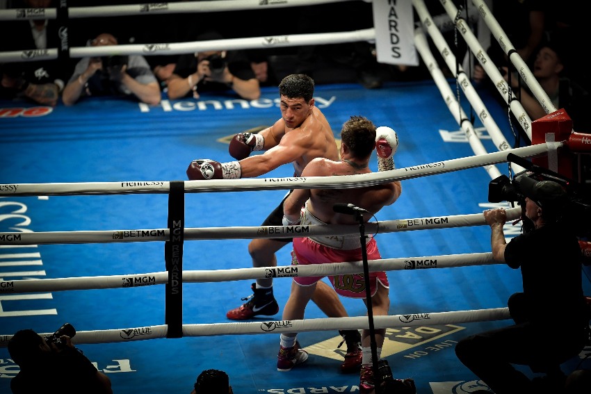 Bivol en la pelea vs Canelo Álvarez