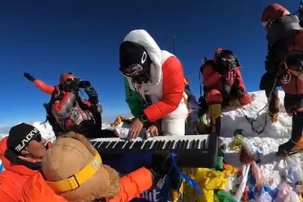 Juan Diego Martínez Álvarez tocó el piano en el Everest