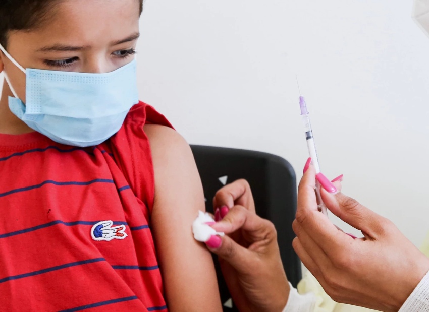 Niño siendo vacunada contra el Covid-19