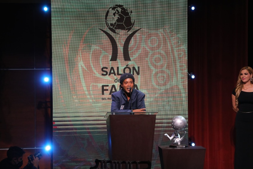 Ronaldinho en a investidura del Salón de la Fama 2022