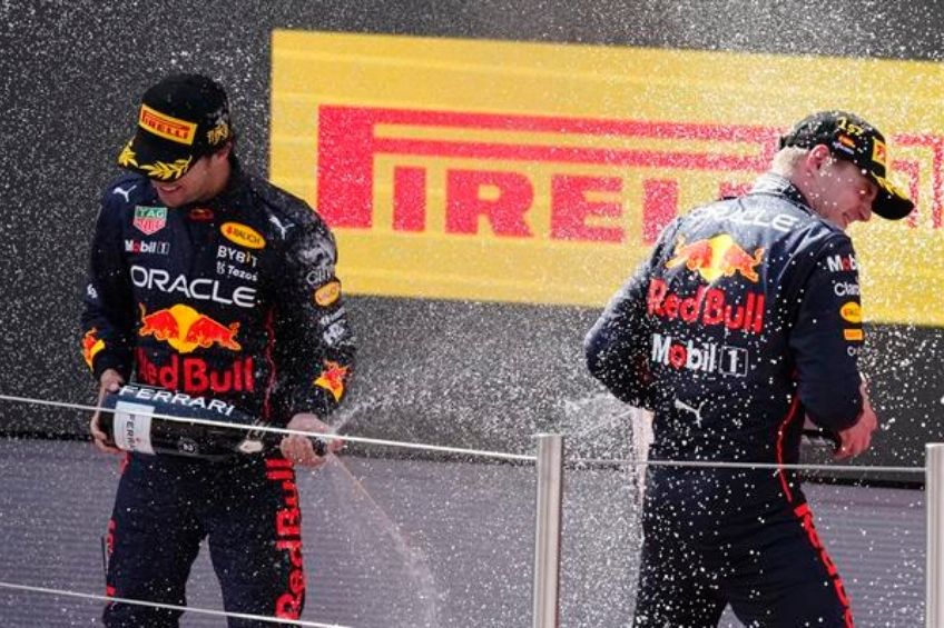 Checo Pérez y Max Verstappen festejando en el podio