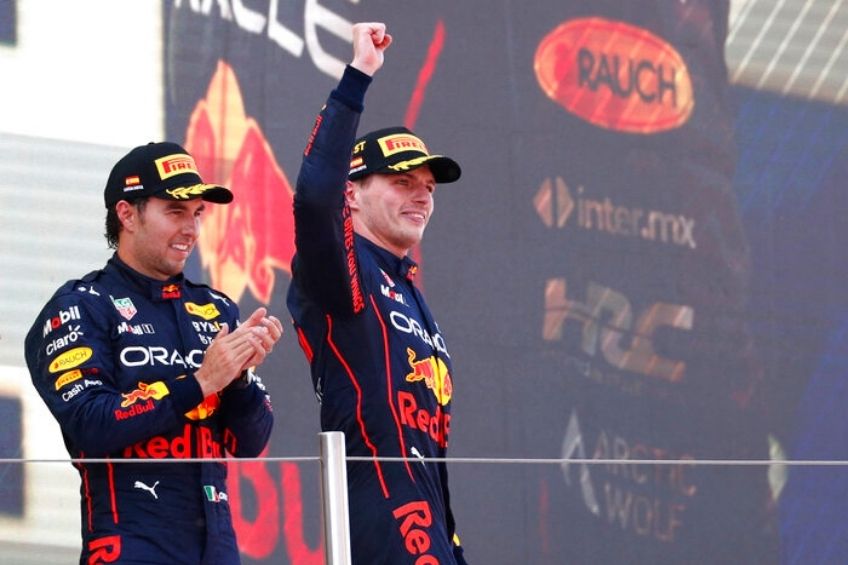 Checo Pérez y Max Verstappen festejando en el podio