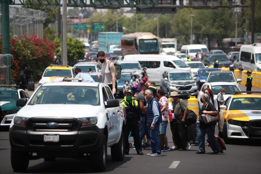 Taxistas bloquean accesos a terminales 1 y 2 del AICM