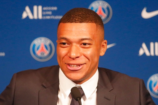 Mbappe sonríe durante una conferencia de prensa