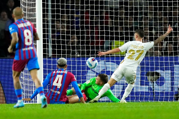 Reno Piscopo anota el primer gol contra el Barcelona 