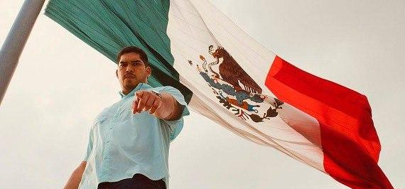 Isaac Alarcon junto a la bandera de México