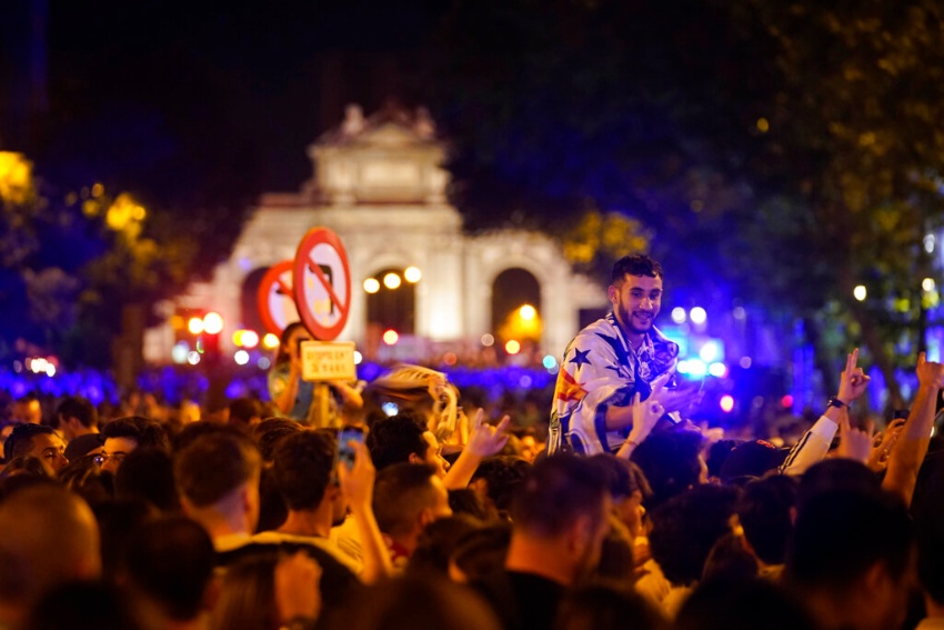 Afición merengue en espera de los jugadores en Cibeles, Madrid, España