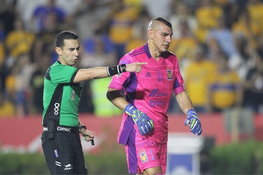 Nahuel Guzmán durante un partido de Tigres