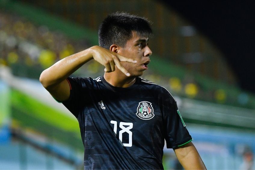Efraín Álvarez durante un partido de México