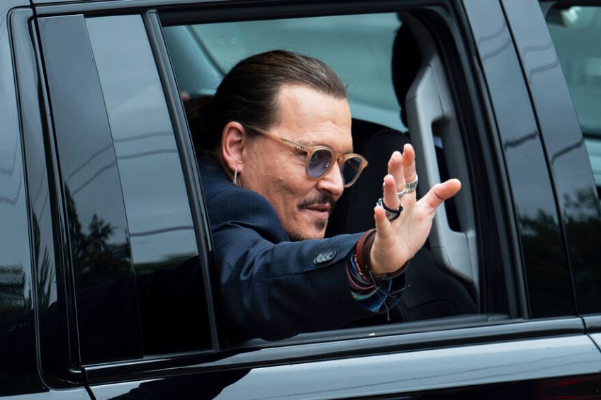 Johnny Depp saludando a sus fanáticos tras el juicio