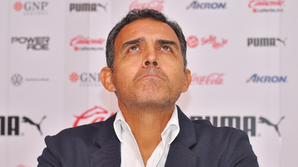 Ricardo Cadena siendo ratificado como director técnico de Chivas