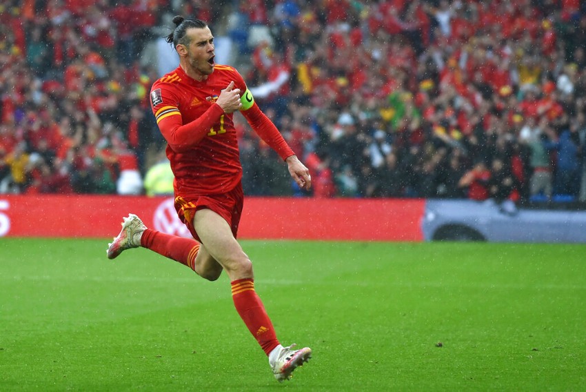 Bale celebrando el gol de Gales vs Ucrania