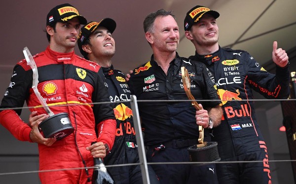 Carlos Sainz, Checo Pérez, Christian Horner y Max Verstappen en el podio del GP de Mónaco