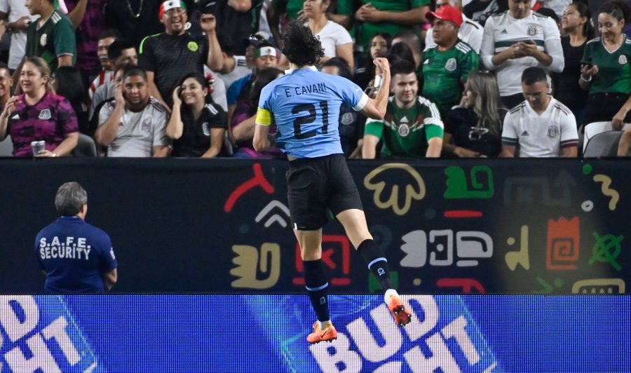 Cavani celebra gol ante la Selección Mexicana