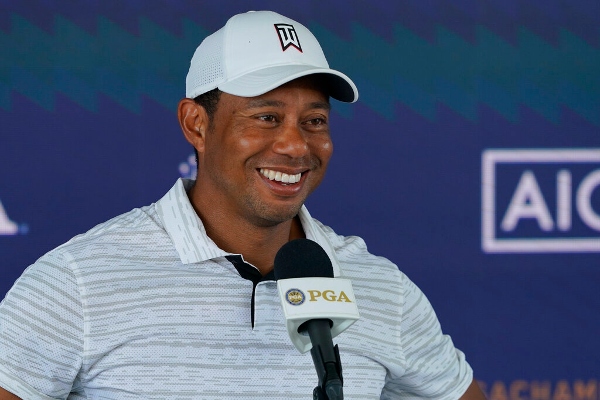 Tiger Woods habla durante una conferencia de prensa