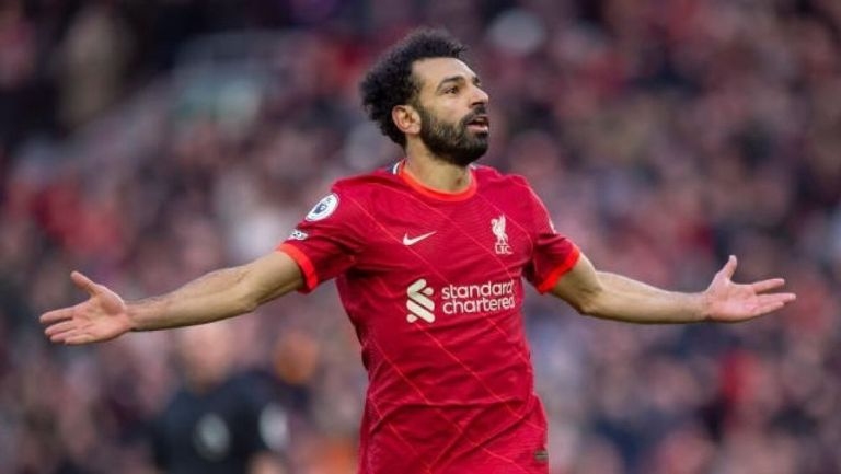 Mohamed Salah durante un duelo con Liverpool